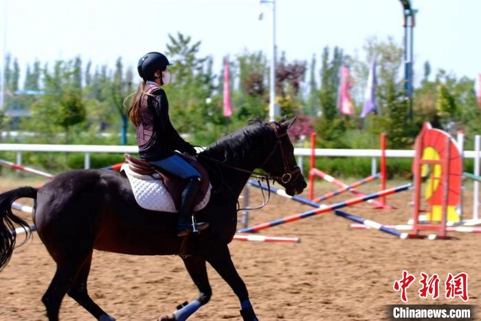 2024中国速度赛马公开赛(呼和浩特站)正式开赛