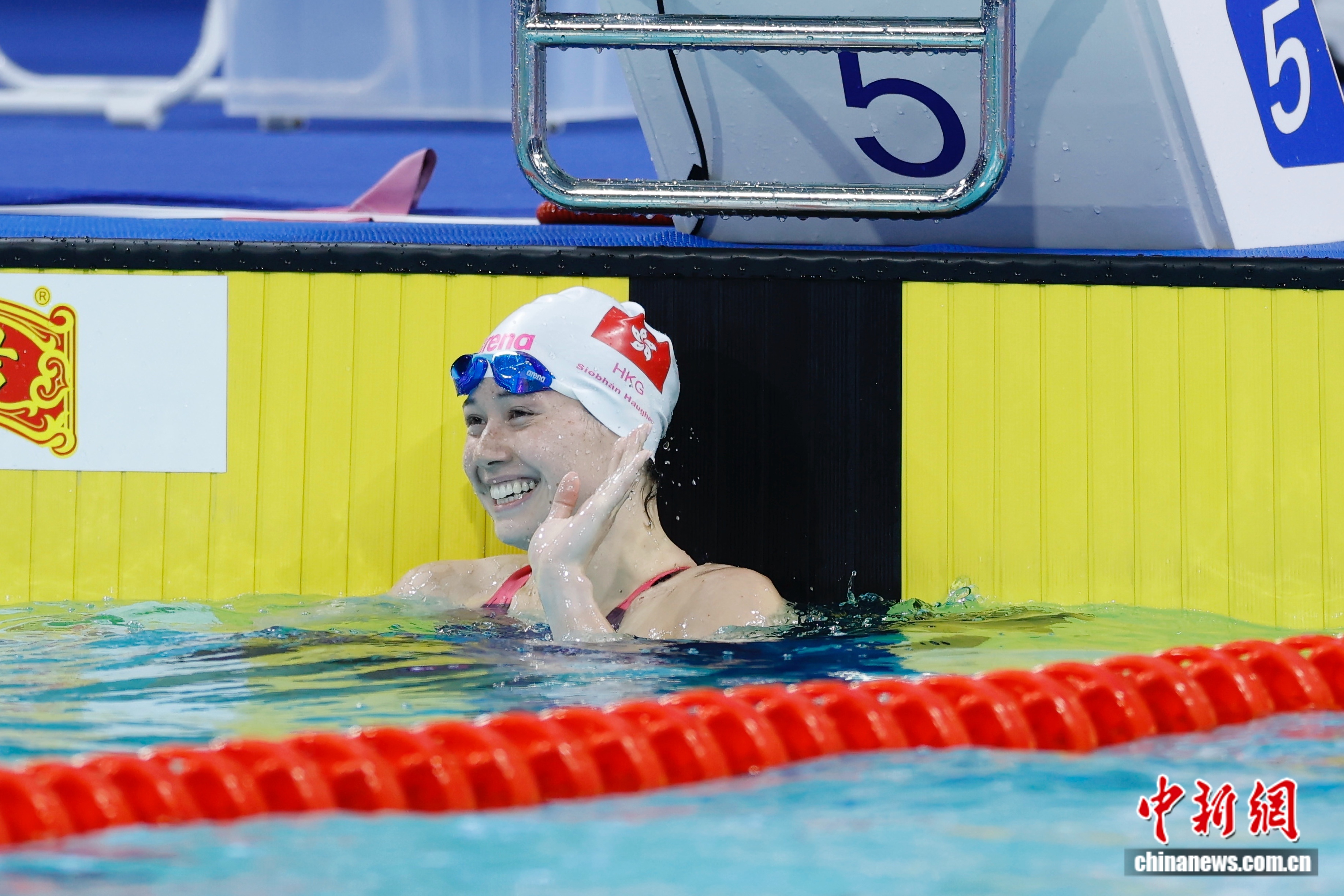 何诗蓓在粤港澳全运会夺得女子200米自由泳金牌