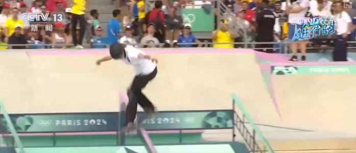 巴黎奥运会滑板赛场首金诞生 中国小将勇闯新赛