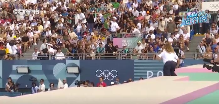 巴黎奥运会滑板赛场首金诞生 中国小将勇闯新赛