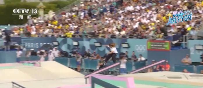 巴黎奥运会滑板赛场首金诞生 中国小将勇闯新赛