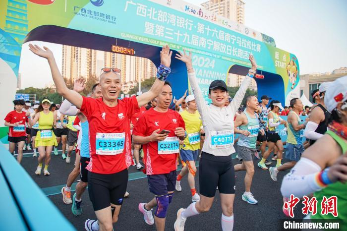 约3万名跑者竞逐南宁马拉松，埃塞俄比亚选手夺