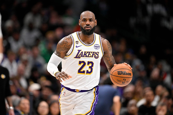 詹姆斯或再战一季 湖人战