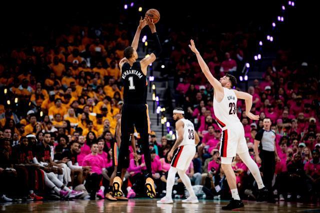 杨瀚森首秀亮相 文班亚马创马刺队史季后赛得分