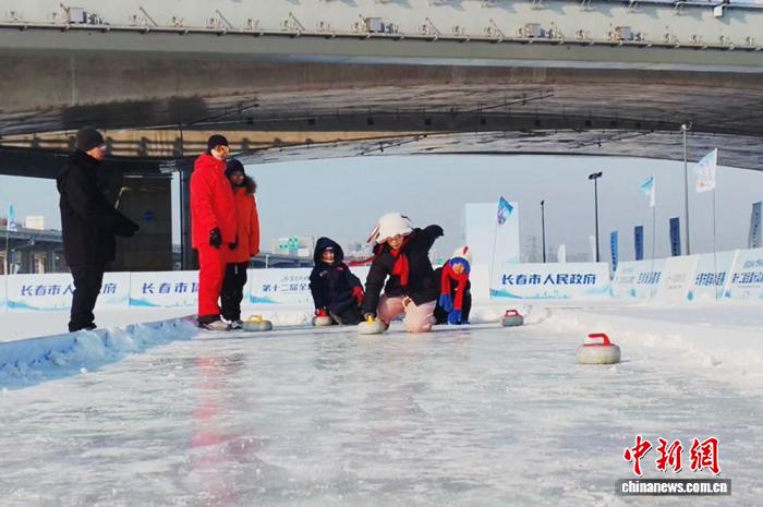 长春千名青少年体验冰雪运动 公益培训点燃冬日